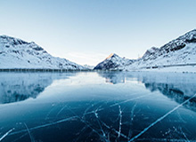 河北五超·微视频丨赛场上渴望胜利的具象化！沧州队球员休整时眼神坚毅紧盯比分